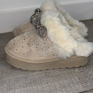 TOP Moda Beige Fur Slippers with Rhinestones